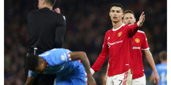 Fans von Manchester United warfen Trümmer auf das Spielfeld